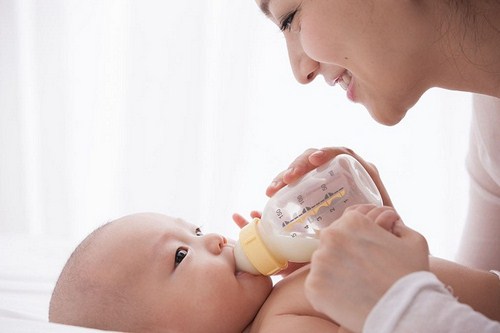 7 điều cần lưu ý khi pha sữa cho con