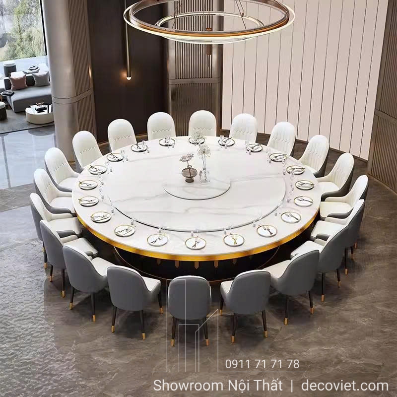 Bàn tròn lớn 2m4, đủ chỗ cho 14–16 người ngồi thoải mái.