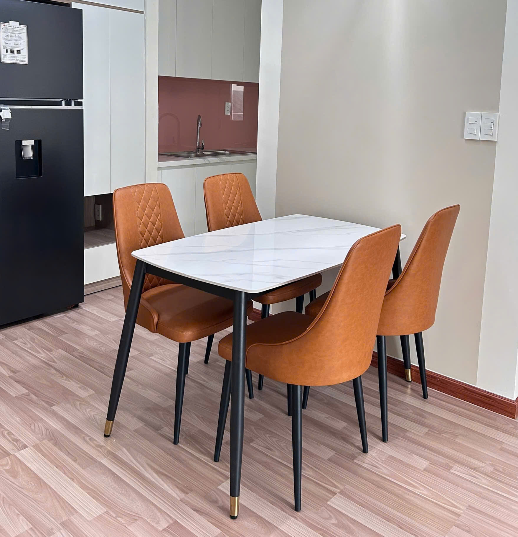 Bàn Ăn Mặt Đá Giá Rẻ 4 Ghế 2839S đẹp, hiện đại