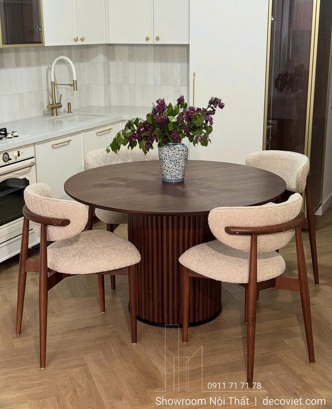 Bàn Ăn Tròn Gỗ 4 Ghế 2776S sở hữu thiết kế tối giản, chân trụ vững vàng, mặt bàn nhẵn mịn, hạn chế cong vênh, mối mọt
