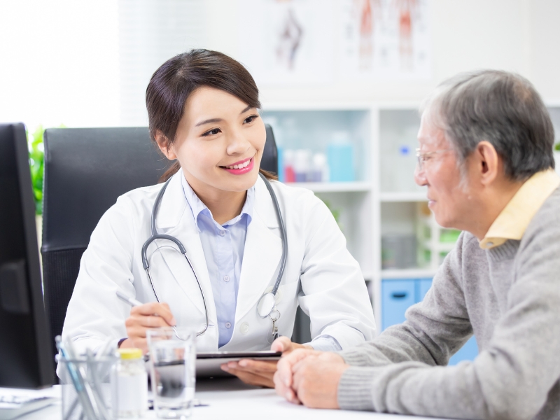 Bác sĩ khám bệnh tại nhà cho bệnh nhân