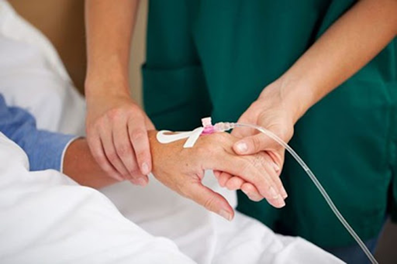 Meta: Y Tế Bảo Tâm truyền nước biển tại nhà quận 7 nhanh chóng, giá rẻ. Chúng tôi cam kết hỗ trợ quý bệnh nhân tận tình để mang đến sự an tâm lớn. Dịch vụ truyền nước biển tại nhà quận 7 phục vụ tận nơi giá rẻ Với mong muốn đem đến sự hỗ trợ tốt nhất cho quý bệnh nhân, Y Tế Bảo Tâm cung cấp dịch vụ truyền nước biển tại nhà quận 7 nhanh chóng, giá rẻ. Liên hệ với bảo Tâm, bạn sẽ được tư vấn y tế tận tình theo hiện trạng sức khỏe. Ngay sau đó, bạn sẽ được truyền dịch theo đúng quy trình y khoa với mức giá ưu đãi nhất. Vậy nên bạn hãy liên hệ ngay với chúng tôi để được phục vụ tận nơi ngay bây giờ. Dịch vụ truyền nước biển tại nhà quận 7 giá bao nhiêu tiền?  Dịch vụ truyền nước biển tại quận 7 dao động chỉ từ 350.000đ/ca trở lên Theo khảo sát cho thấy, chi phí truyền nước biển tại nhà quận 7 sẽ dao động tùy theo loại dịch truyền được sử dụng. Ngoài ra, nó còn phụ thuộc vào chính sách dịch vụ của cơ sở y tế nhận truyền nước biển cho người dùng. Nhưng nhìn chung, mức giá hợp lý được áp dụng cho dịch vụ truyền nước biển tại nhà sẽ dao động từ 350.000đ/ca trở lên. Bạn sẽ nhận được mức giá ưu đãi cao tại cơ sở y tế uy tín trên thị trường. Vì vậy, bạn nên tìm hiểu kỹ về nơi mà mình sẽ đến truyền nước biển trước khi liên hệ trực tiếp. Nơi cung cấp dịch vụ truyền nước biển tại quận 7 giá rẻ nhất  Bảo Tâm cung cấp dịch vụ truyền nước biển tại quận 7 giá rẻ hàng đầu Nổi bật trong rất nhiều nơi cung cấp dịch vụ truyền nước biển tại nhà quận 7, Y Tế Bảo Tâm đã trở thành lựa chọn hàng đầu của hầu hết người bệnh. Bởi chúng tôi cung cấp cho quý bệnh nhân các loại dịch truyền ngoại nhập chất lượng cao, các thiết bị y khoa sạch khuẩn, vô trùng và cả đội ngũ y bác sĩ có tay nghề chuyên môn tốt. Mặc dù vậy, nhưng chi phí truyền nước biển tại Y Tế Bảo Tâm lại ưu đãi hơn thị trường từ 5 đến 10% hoặc hơn. Vì vậy, có thể nói, chúng tôi chính là lựa chọn tiết kiệm cho tất cả quý bệnh nhân xa gần. Hướng dẫn cách liên hệ Y Tế Bảo Tâm truyền nước biển tại quận 7 Quý bệnh nhân có thể liên hệ nhanh với Y Tế Bảo Tâm để truyền nước biển tại nhà theo 2 cách sau đây:  Cách 1: Liên hệ số hotline của Y Tế Bảo Tâm để đặt lịch thông qua tổng đài. Cách 2: Nhấn vào ô chat trên website để được tư vấn và đặt lịch truyền nước biển nhanh chóng cho nhân viên trực web. Y Tế Bảo Tâm cam kết phục vụ quý khách hàng cấp tốc trong vòng 15 phút liên hệ. Đối với những bệnh nhân ở xa cơ sở y tế, chúng tôi sẽ thông báo thời gian cụ thể cho bạn cùng nắm rõ. Kết luận Y Tế Bảo Tâm là nơi mang đến sự chăm sóc y tế chu đáo nhất cho quý bệnh nhân có nhu cầu truyền nước biển tại nhà quận 7. Vậy nên bạn đừng bỏ qua một lựa chọn ưu việt như Bảo Tâm. Hãy đến với chúng tôi ngay bây giờ để được truyền dịch an toàn với mức giá ưu đãi số 1