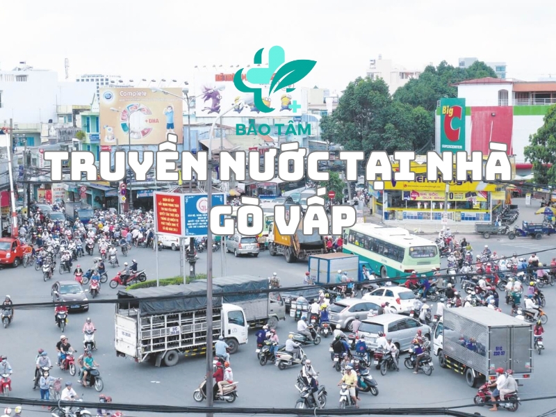 Các bác sĩ của Bảo Tâm đang truyền Glucose để bổ sung năng lượng cho người bệnh