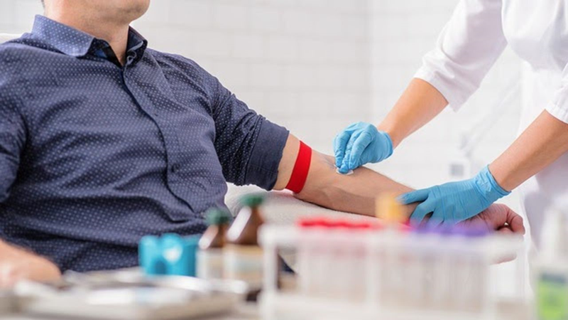 Nhân viên Y Tế Bảo Tâm đang lấy máu xét nghiệm cho bệnh nhân tại nhà