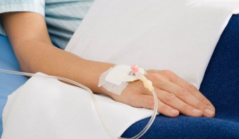Y Tế Bảo Tâm đang truyền nước biển tại nhà quận 1 cho người bị mất cân bằng điện giải