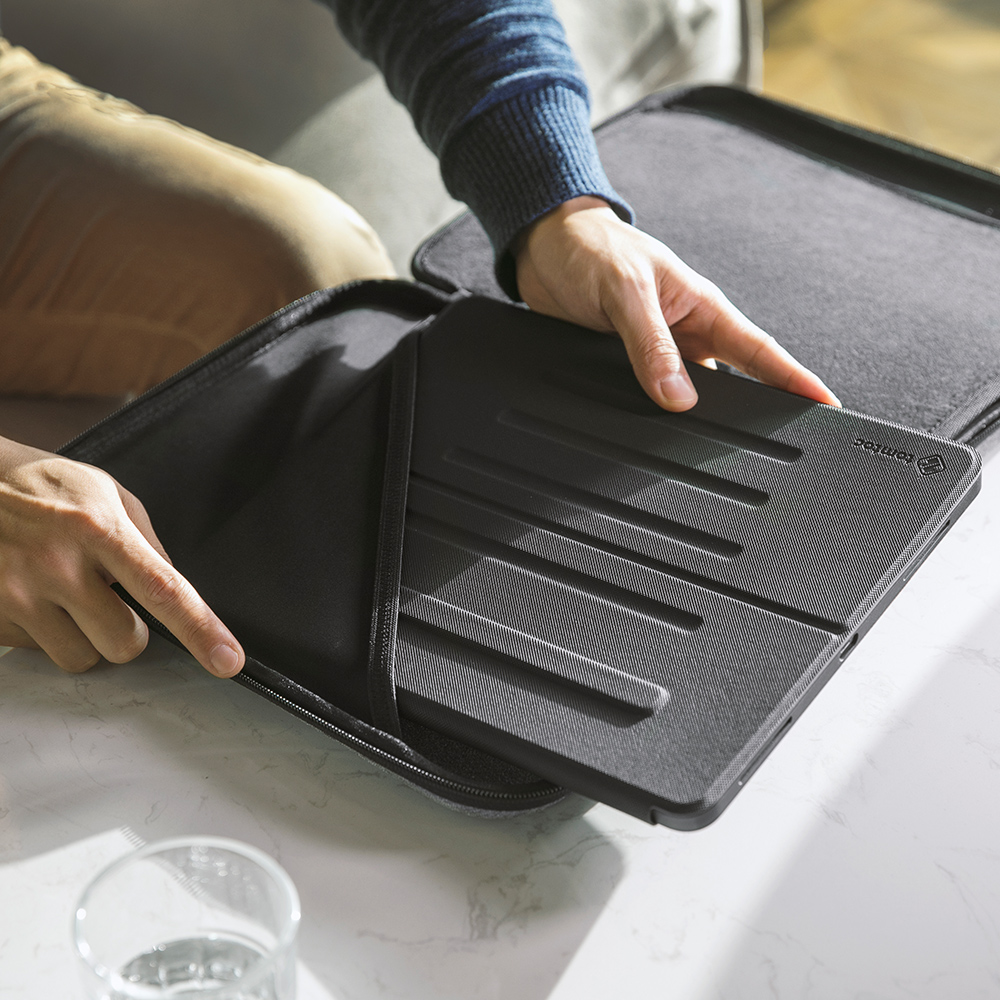 tui-chong-va-dap-tomtoc-usa-portfolio-holder-hardshell