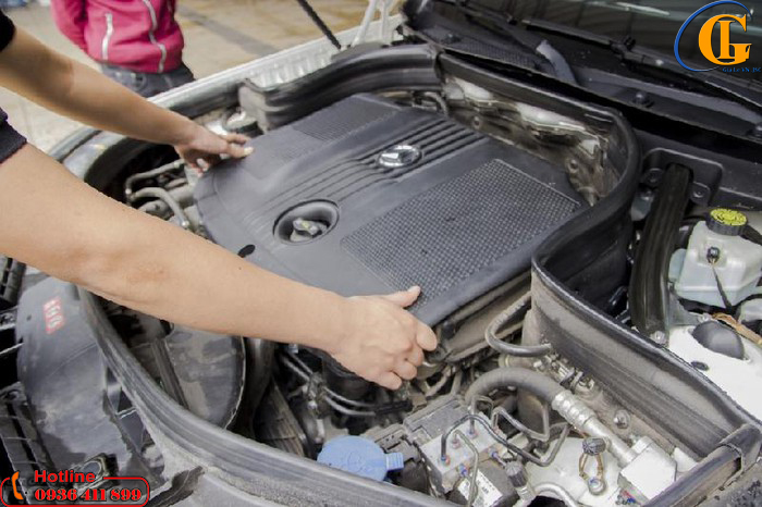 Vệ sinh khoang máy xe ô tô