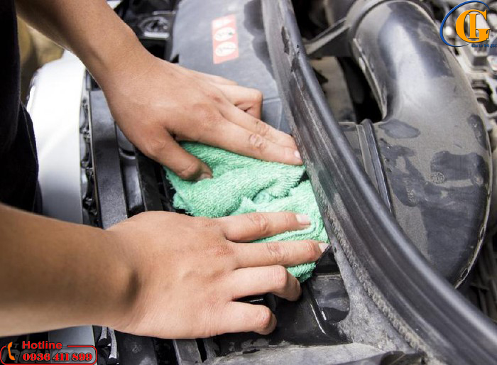 Vệ sinh khoang máy xe ô tô 2