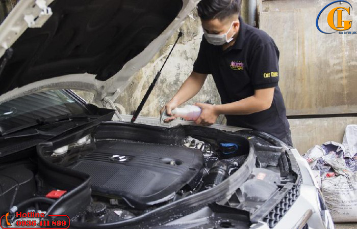 Vệ sinh khoang máy xe ô tô chuyên nghiệp 1