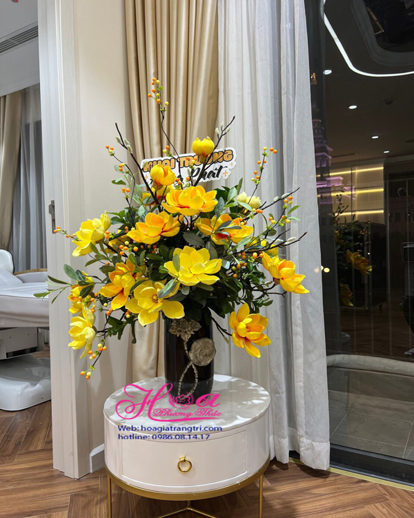 Sự sang trọng của hoa lụa trong trang trí phòng khách