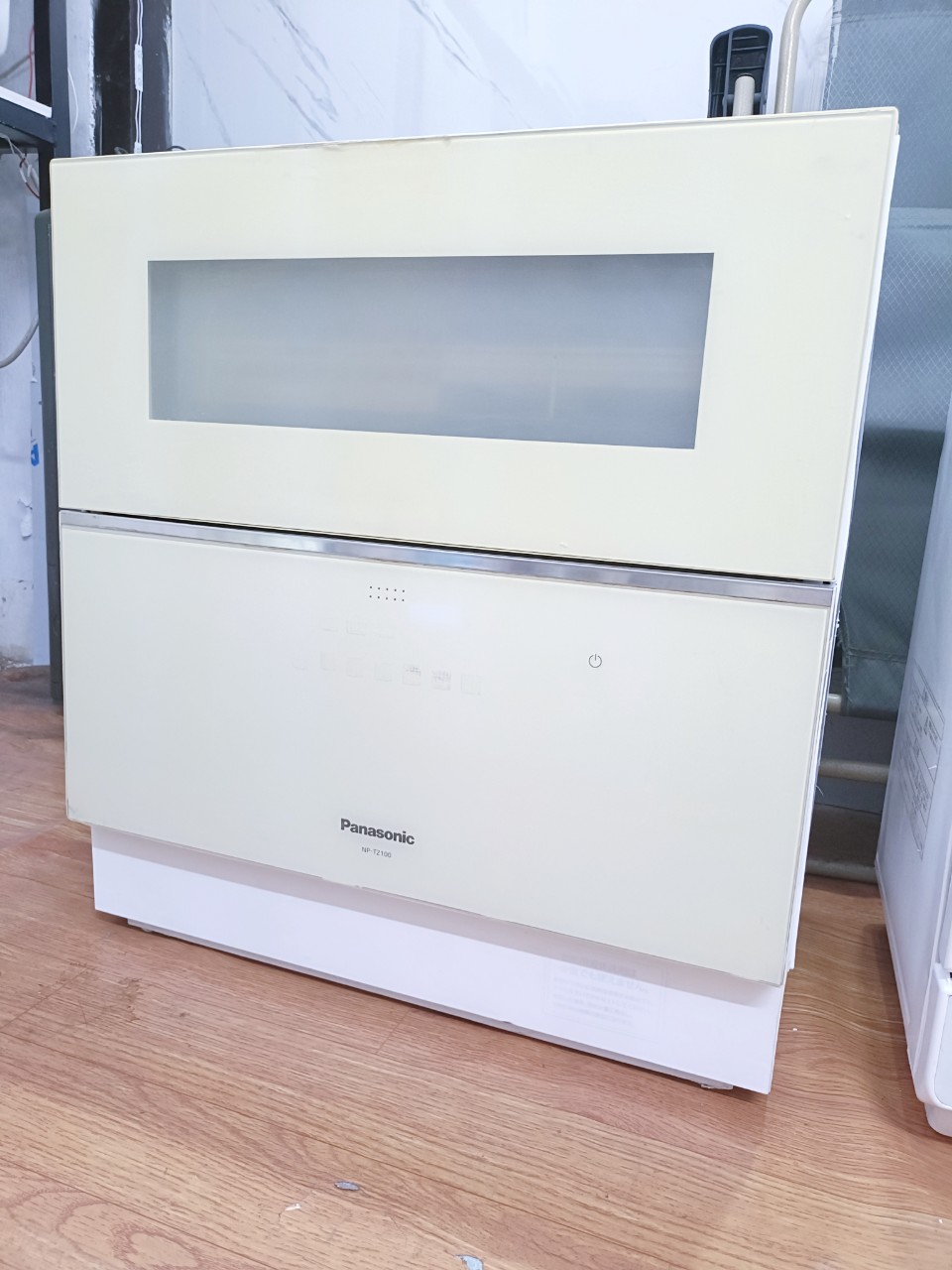 Máy rửa bát Panasonic NP-TZ100 có mặt kính và Econavi