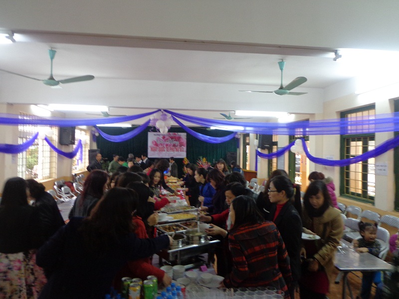 tiec-buffet-ki-niem-08-03-2014-tai-thcs-hoang-hoa-tham