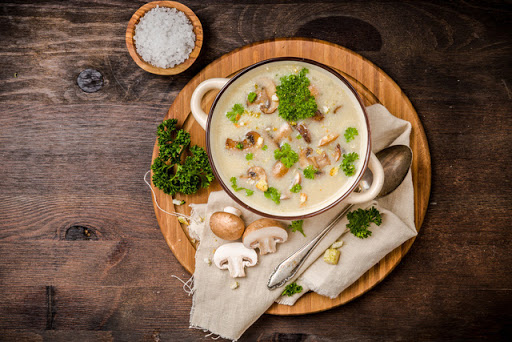Món khai vị thực đơn tiệc cưới chay độc đáo: Soup kem nấm.