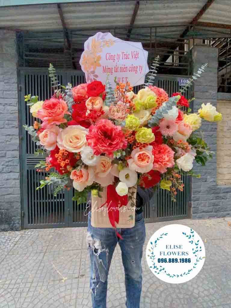 Hoa chúc mừng khai trương | Lẵng hoa chúc mừng màu đỏ cam rực rỡ, ý nghĩa | Điện hoa chúc mừng khai trương tại quận Đống Đa 