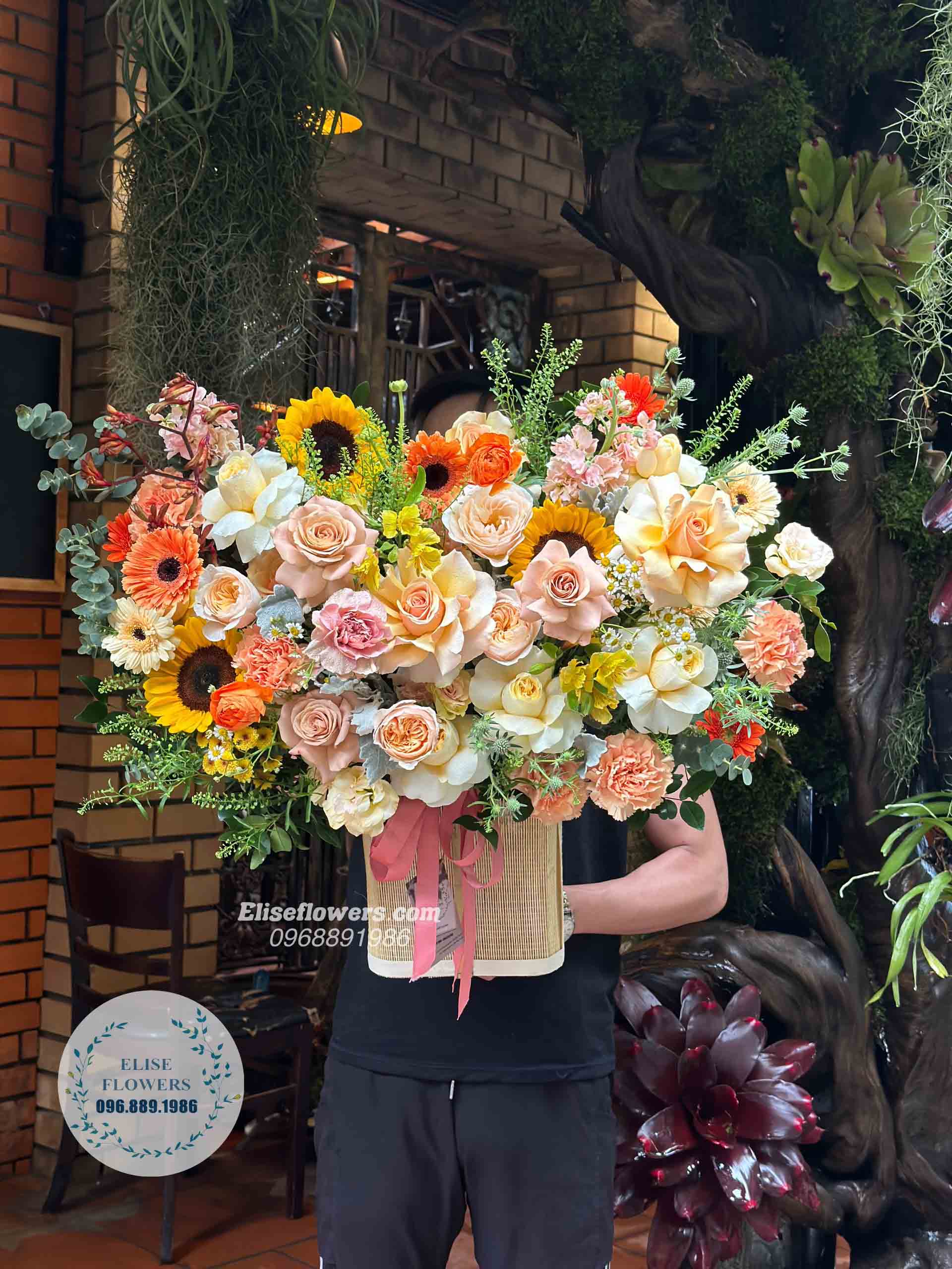 Lẵng hoa tươi sang trọng chúc mừng sinh nhật | Lẵng hoa kết hợp 2 tone màu vàng và nâu cafe nhẹ nhàng, thanh lịch | Điện hoa chúc mừng sinh nhật đẹp