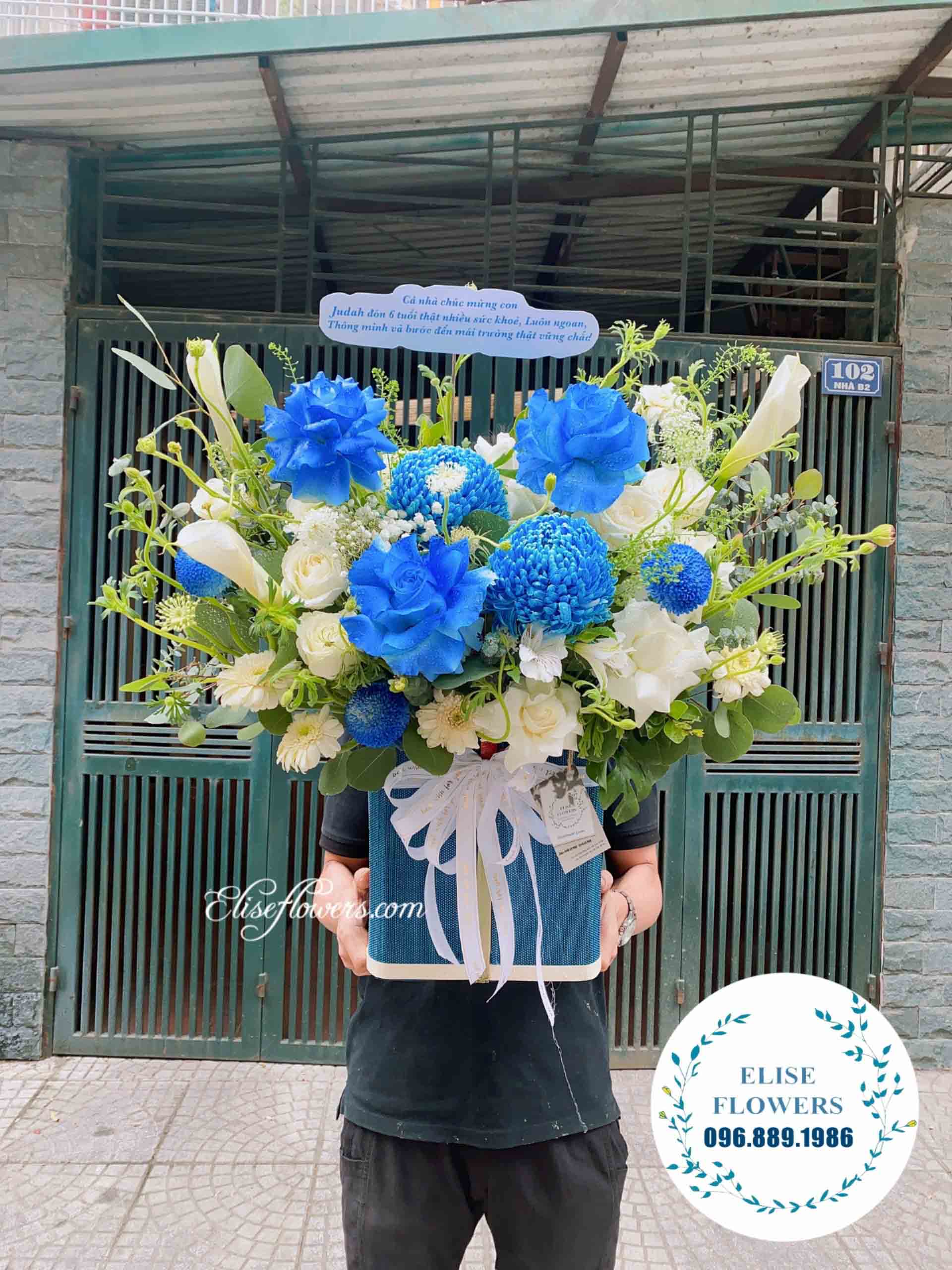 Lẵng hoa để bàn màu xanh dương hiện đại, sang trọng | Hoa khai ...