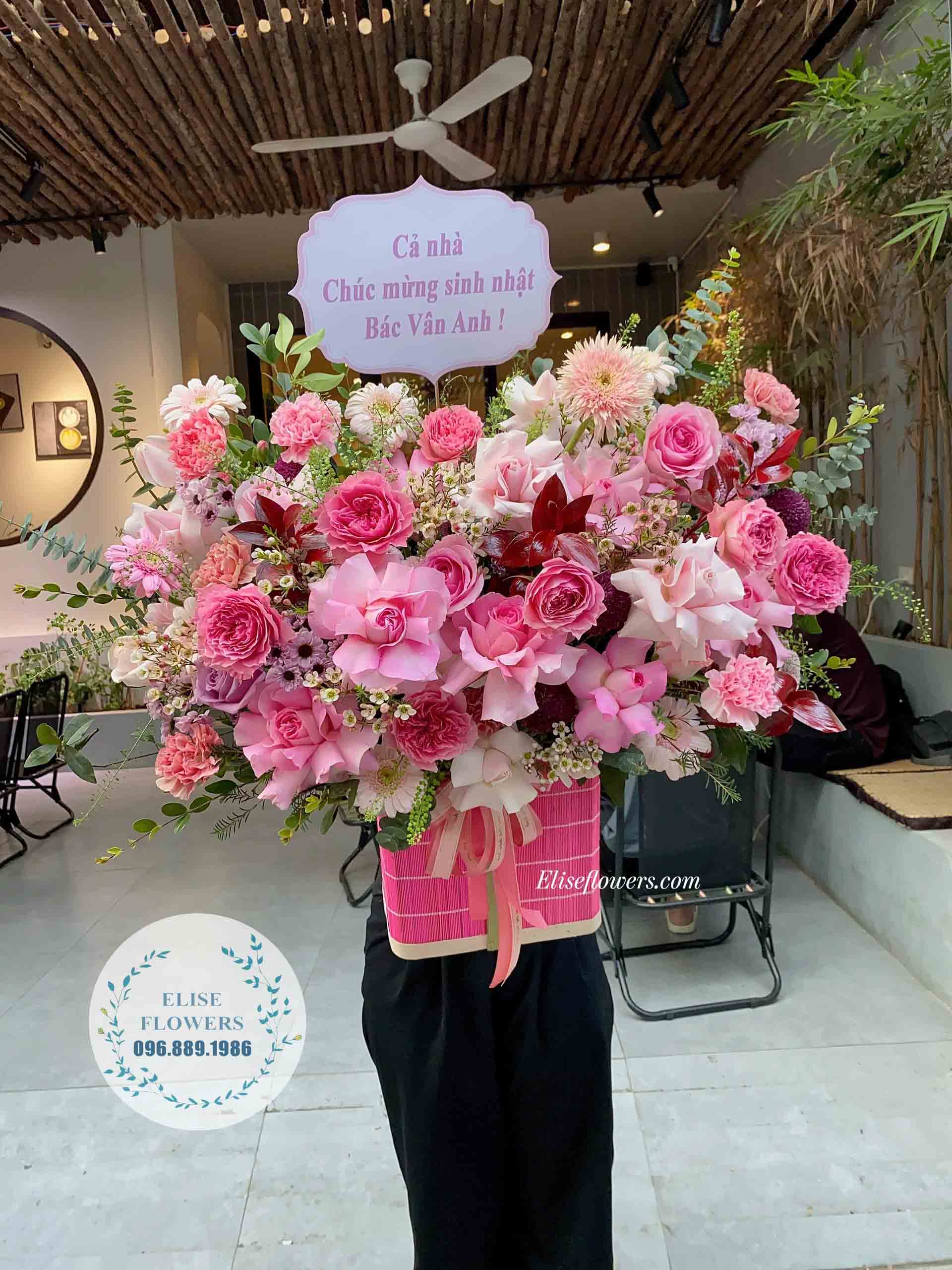 Lẵng hoa để bàn màu hồng sang chảnh, quý phái | Lẵng hoa tặng sếp nữ tại quận Cầu Giấy - Hà Nội | Dịch vụ đặt hoa online - Giao hoa tận nơi