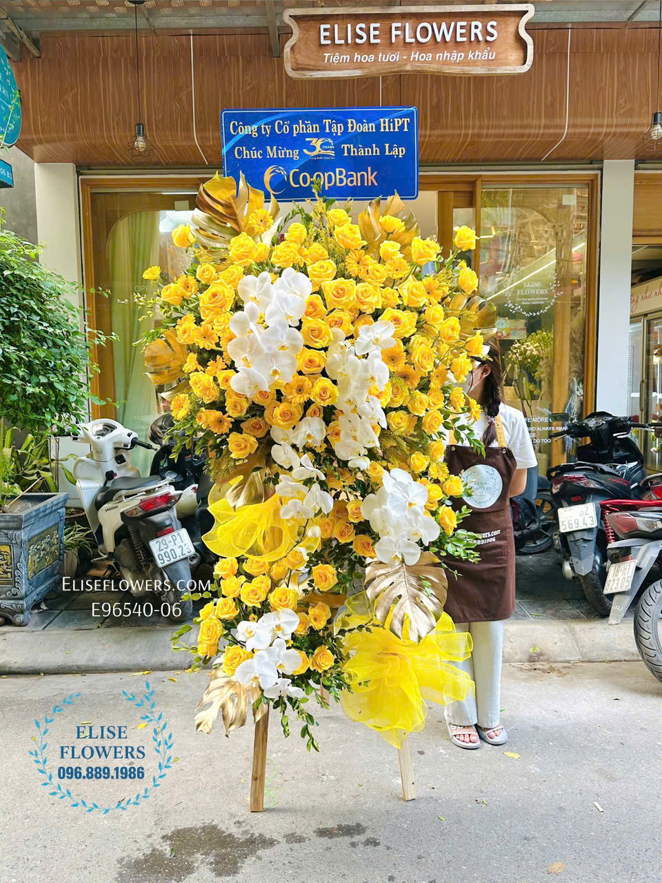 Kệ hoa khai trương tone vàng rực rỡ phối Lan Hồ Điệp Trắng