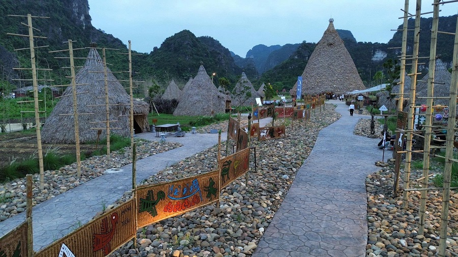 Không gian tái hiện văn hóa người tiền sử với nền bê tông áp khuôn bền vững