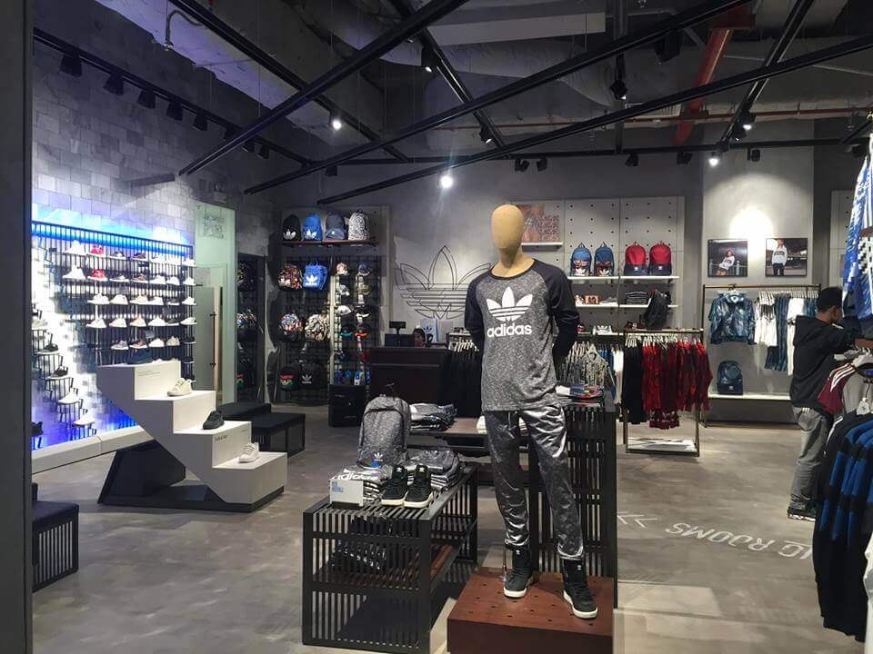 Vietbeton thi công hạng mục sàn bê tông mài và tường bê tông trang trí tại gian hàng Adidas, Royal City.