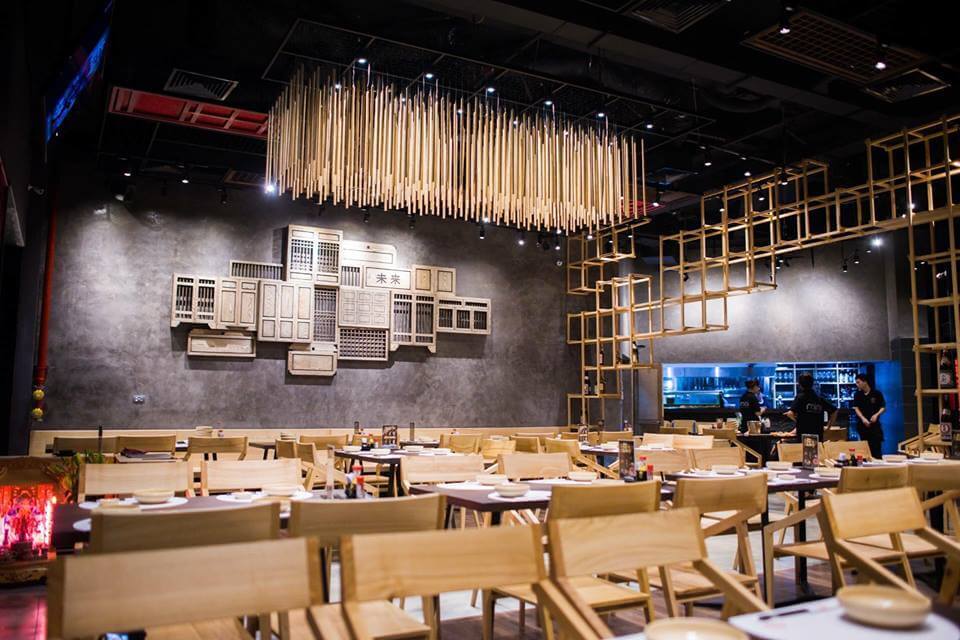 Không gian mộc mạc, gần gũi tại nhà hàng Mirai Sushi Sake.