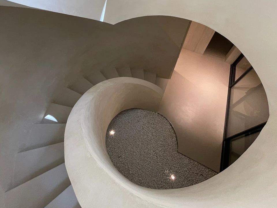 Cầu thang được hoàn thiện với microcement không có mối nối (Ảnh sưu tầm)