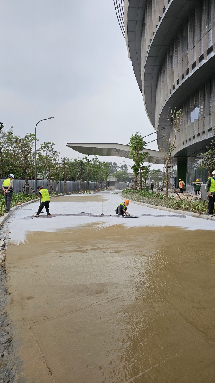 Rải bột và tiến hành dập khuôn bê tông