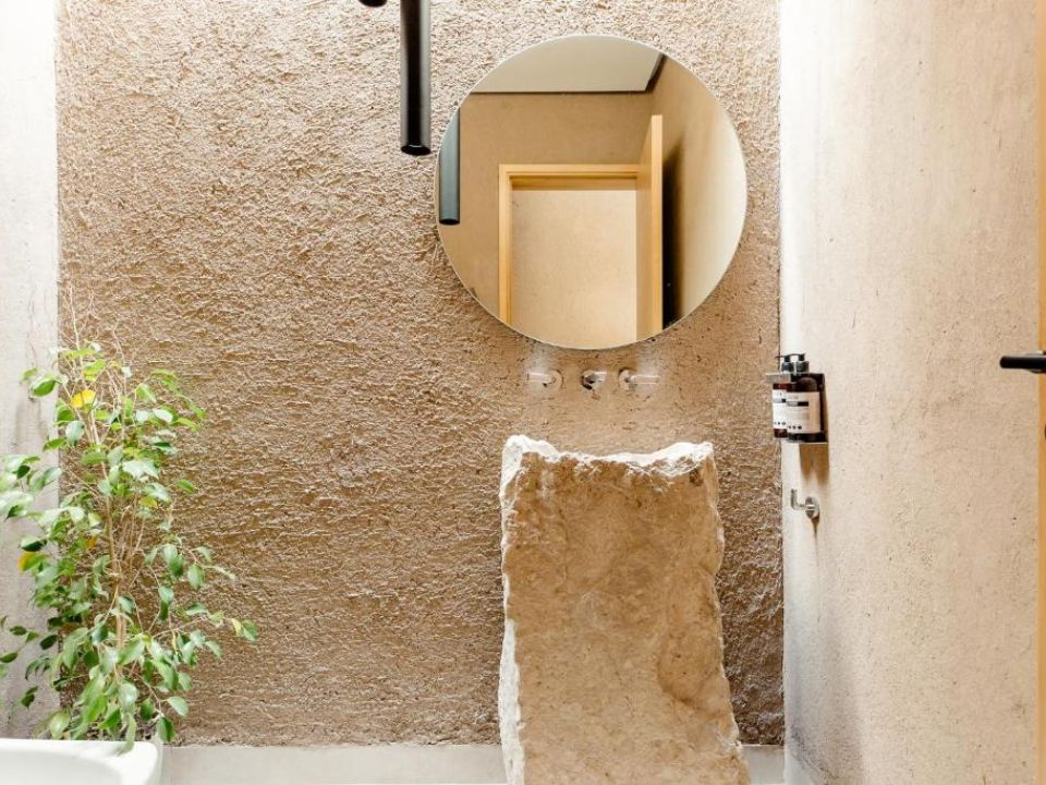Vữa đất kết hợp với đá mang lại sự chắc chắn (Rancho Adobe Eco Hotel, Tupungato)