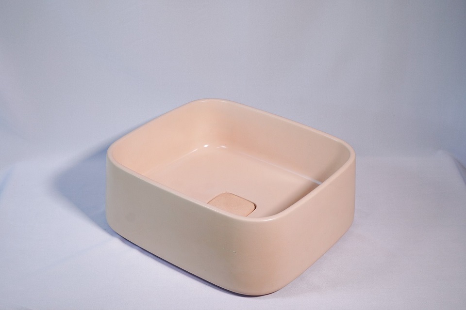 Lavabo, chậu rửa bê tông màu hổng pastel.