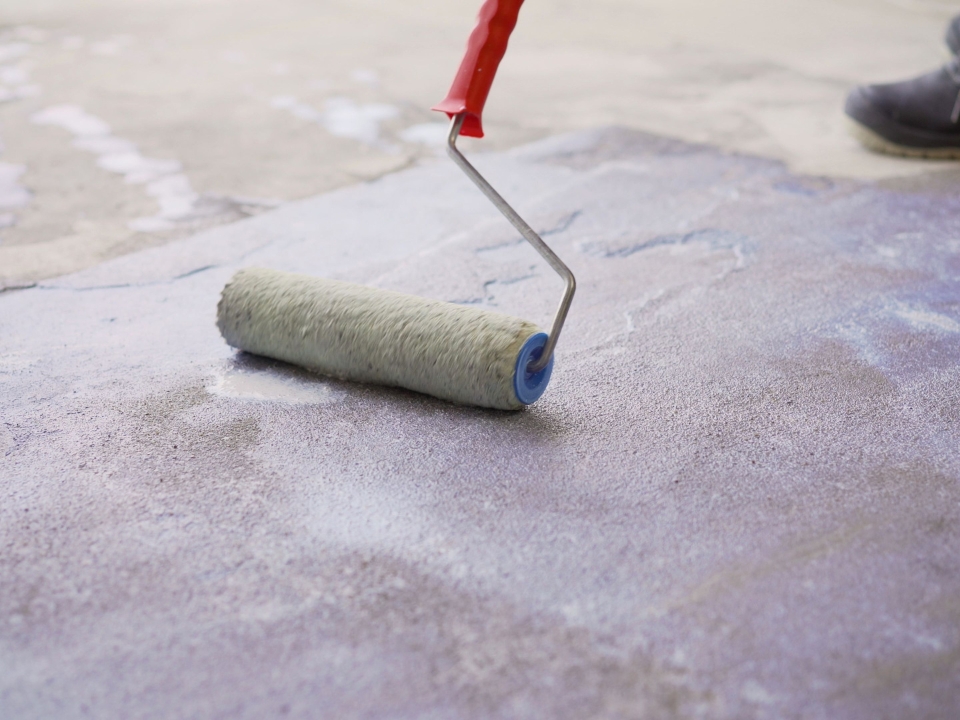 Lớp phủ bảo vệ giúp bảo vệ bề mặt hoàn thiện của microcement (Ảnh sưu tầm)