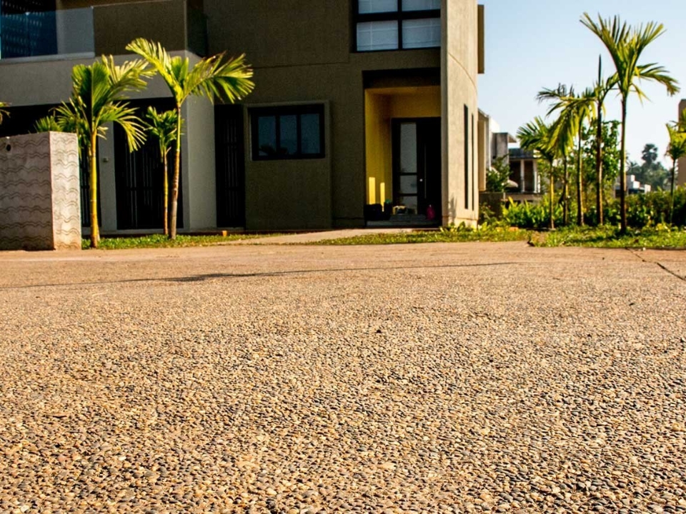 Phủ bảo vệ giúp gia tăng tuổi thọ cho sàn bê tông sỏi rửa (Ảnh sưu tầm)