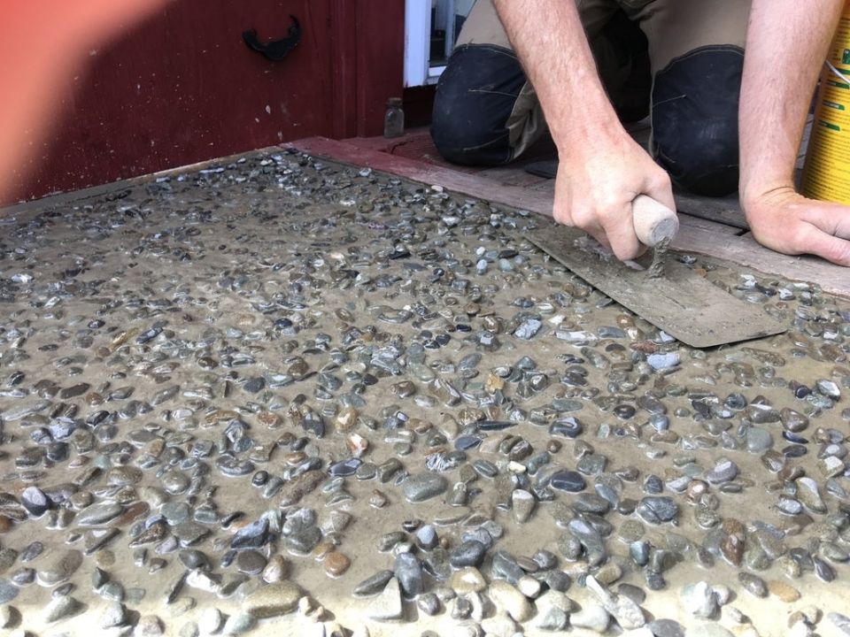 Cào, cán phẳng lớp hỗn hợp đá, sỏi được đổ trên bề mặt (Ảnh sưu tầm)