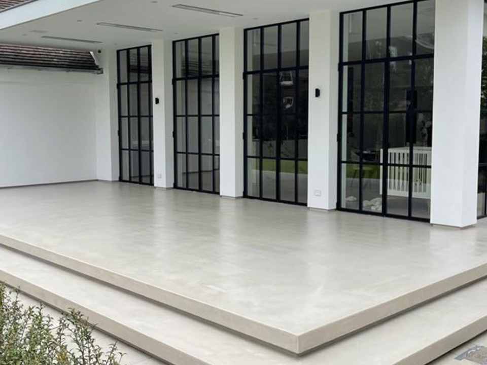 Cần chuẩn bị kỹ lưỡng để đảm bảo lớp hoàn thiện microcement ngoài trời bền & đẹp (Ảnh sưu tầm)