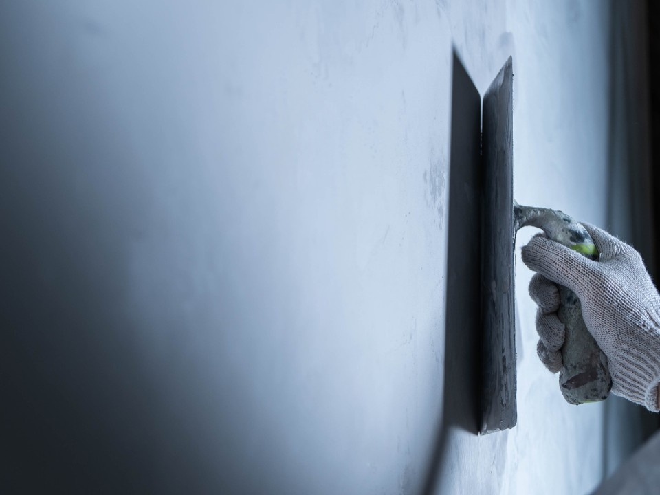 Thi công microcement trên tường (Ảnh sưu tầm)