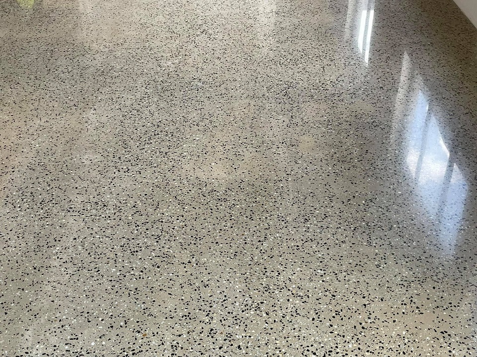 Lớp đá mài terrazzo được trộn và đổ lên sàn theo cấp phối đã chọn sẵn (Ánh sưu tầm)