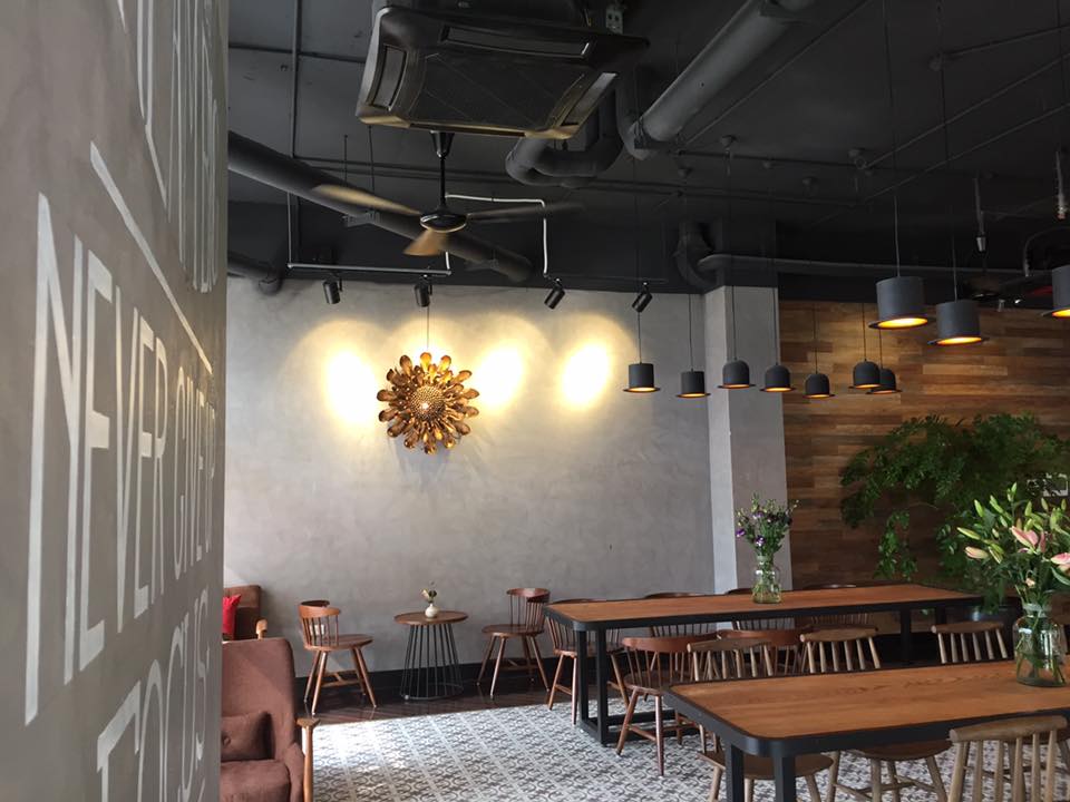 Vietbeton thi công tường hiệu ứng bê tông cho dự án Coffee AMARA Park Hill 7.