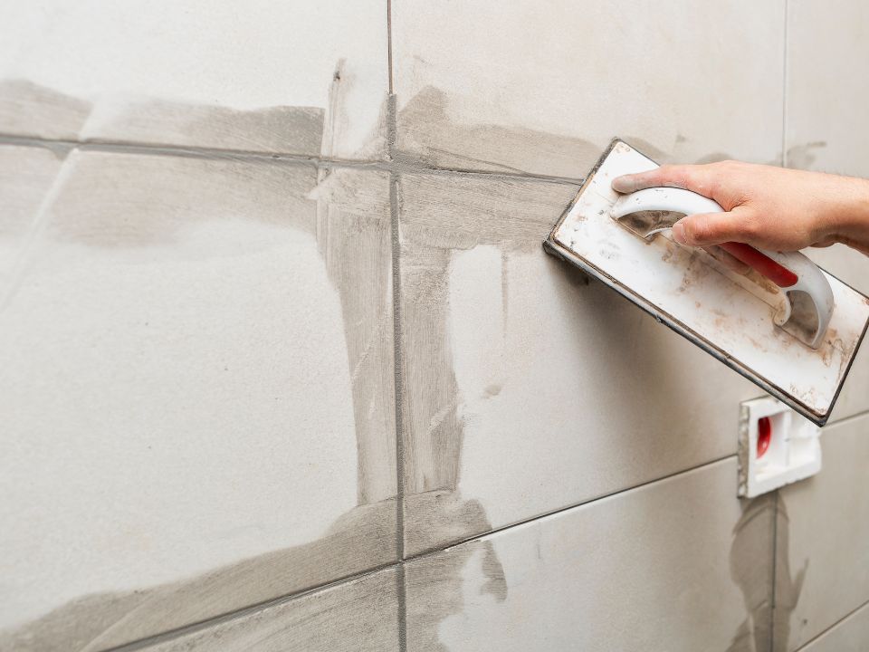 Gạch ốp lát với bề mặt nhẵn, thích hợp cho khu vực ẩm ướt (Ảnh sưu tầm)