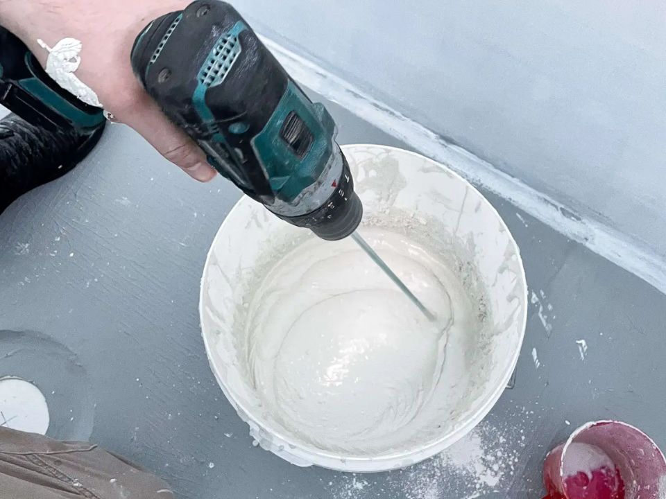 Trộn đều microcement ở dạng bột theo hướng dẫn của nhà sản xuất (Ảnh sưu tầm)