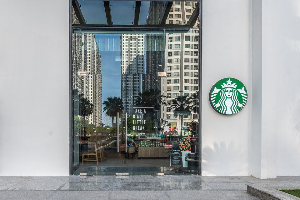 Vietbeton thi công tường hiệu ứng bê tông cho Starbucks tại Times City, Hà Nội.