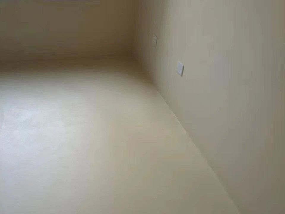 Tường microcement hoàn thiện liền mạch, đồng nhất với bề mặt sàn (Ảnh sưu tầm)