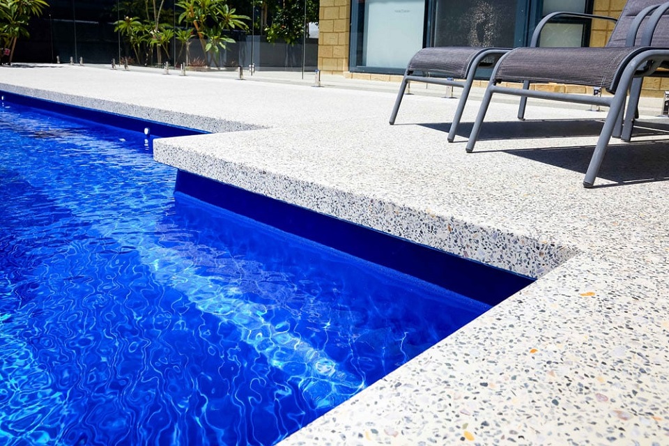 Thành hồ bơi terrazzo trắng dễ vệ sinh (Ánh sưu tầm)