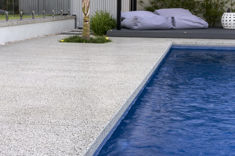 Lối đi quanh hồ bơi bằng terrazzo không lo rêu mốc trơn trượt (Ánh sưu tầm)