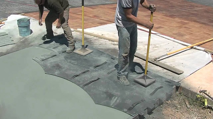 Khuôn dập và dụng cụ dập khuôn giúp tạo họa tiết trên bề mặt bê tông (Ảnh sưu tầm)
