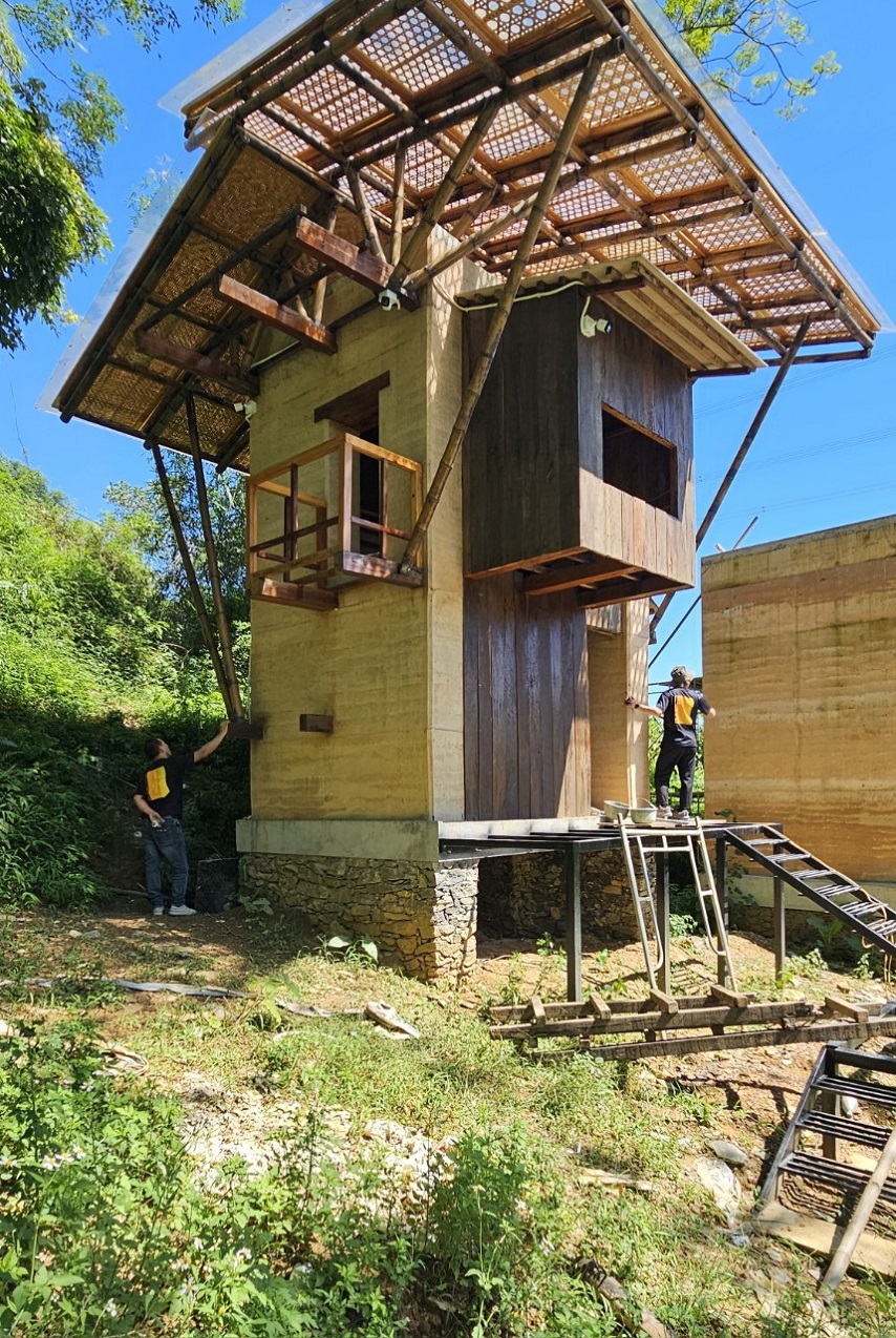 Những bức tường đất nện được kiểm tra kỹ lưỡng bởi đội ngũ kỹ thuật giàu kinh nghiệm