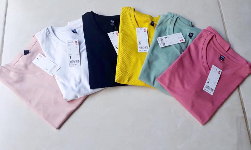 ÁO CỔ TIM FORM SUÔN RỘNG CÓ VIỀN CHỈ VAI UNIQLO