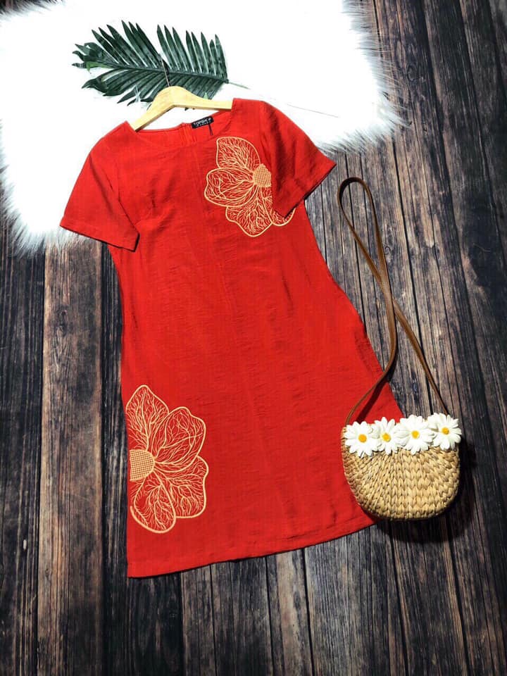 Đầm tơ suôn thêu hoa