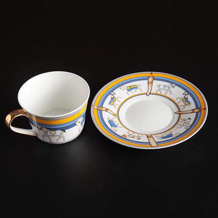 set gồm 1 tách và 1 dĩa