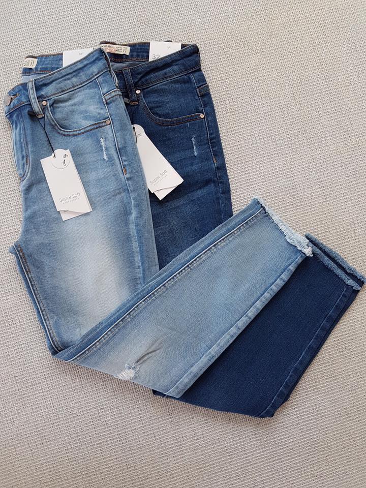 Jeans ZR 9t rách nhẹ lưng cao, thêu bướm, tua lai.