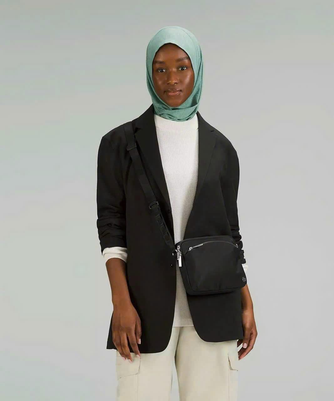 Một chiếc túi đeo chéo của Lululemon