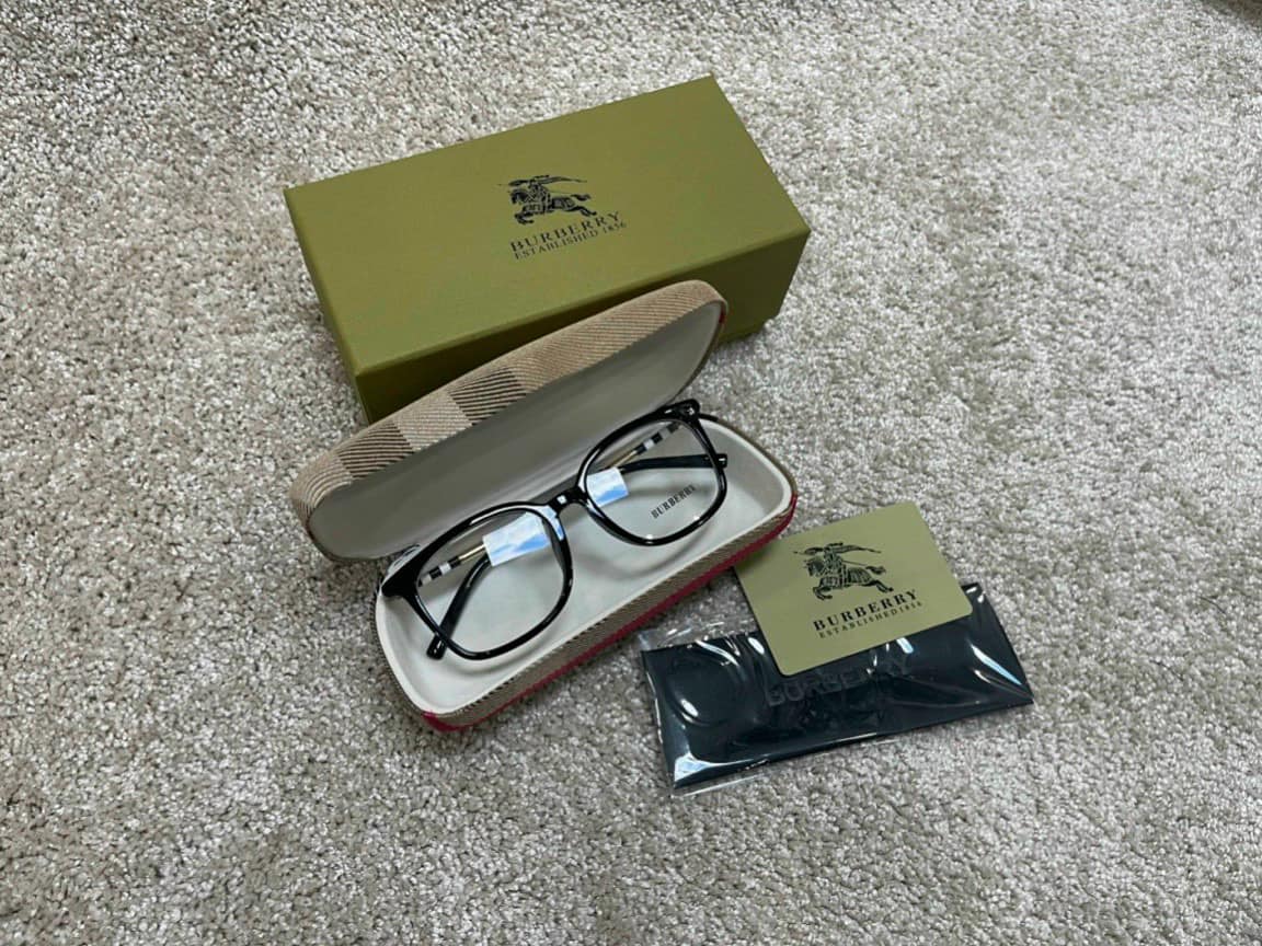 KIẾNG BURBERRY Unisex